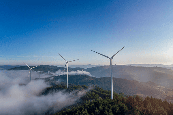 Photo aérienne illustrant 3 éoliennes dans un environnement montagneux. Crédit Photos Bernard Gaëtan - Capa Pictures