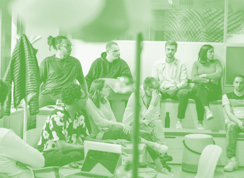 Photo monochrome verte illustrant des collaborateurs dans un espace convivial en train d'échanger.
